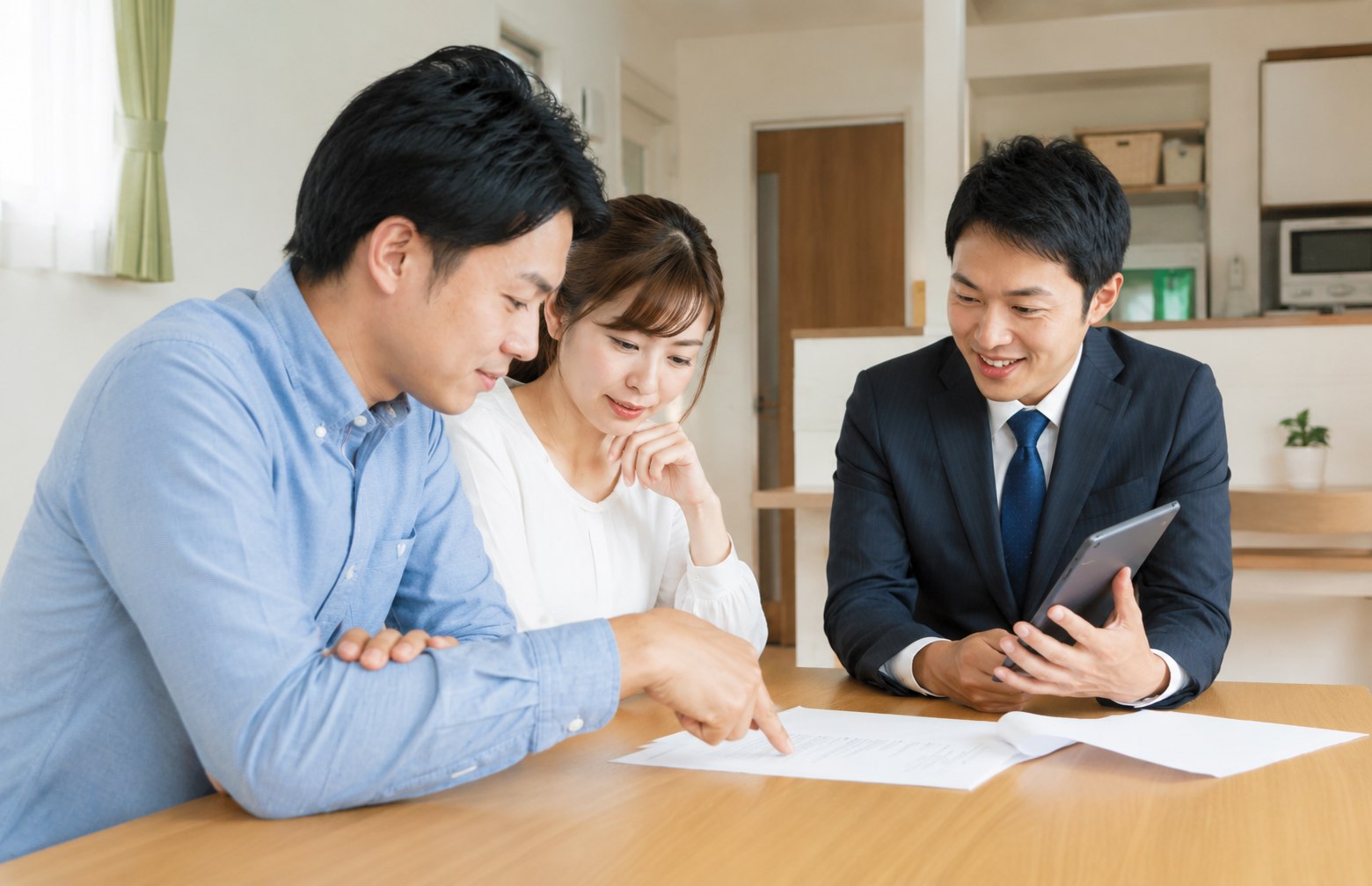 住宅について相談するご夫婦と担当者